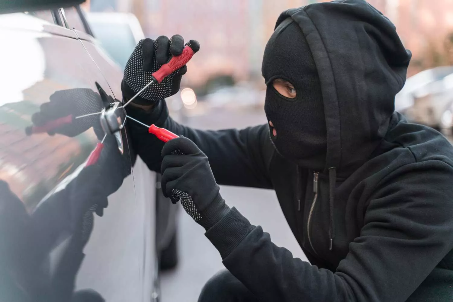 Un ladrón intenta forzar la cerradura de un coche / FREEPIK Un ladrón intenta forzar la cerradura de un coche / FREEPIK