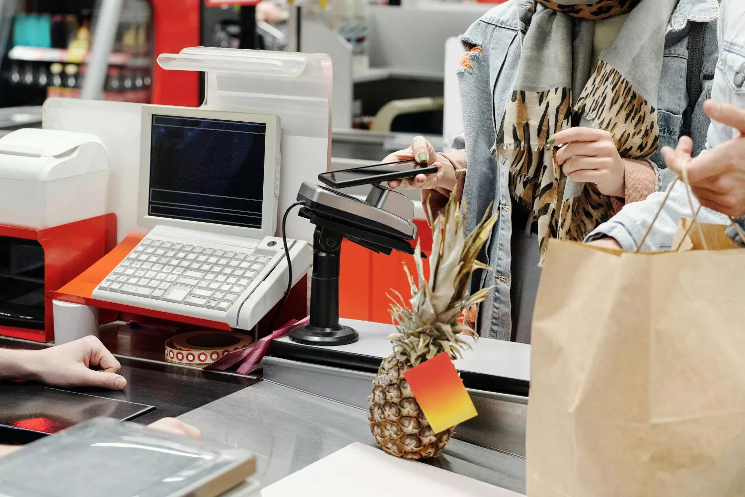 Una persona emplea el sencillo truco cuando vas a hacer la compra que te ayudará a ahorrar/ PEXELS