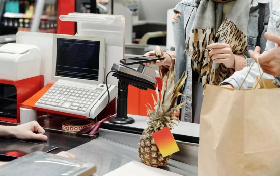 Una persona paga en el supermercado su compra/ PEXELS Una persona paga en el supermercado su compra/ PEXELS