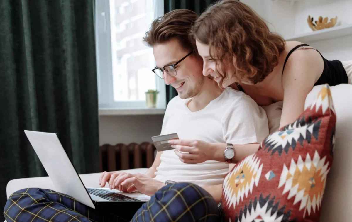 Dos personas hacen un pago online / PEXELS Dos personas hacen un pago online / PEXELS