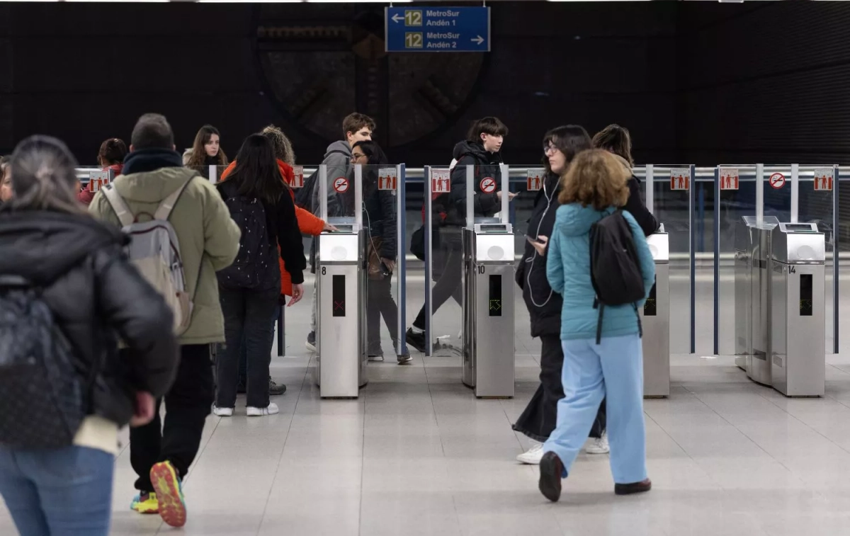 Varias personas en la estación de Metro de Móstoles Central / EUROPA PRESS - EDUARDO PARRA Varias personas en la estación de Metro de Móstoles Central / EUROPA PRESS - EDUARDO PARRA