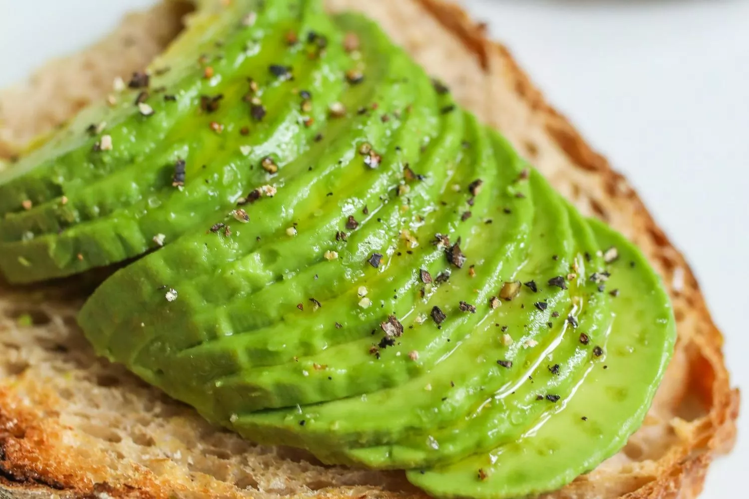 Una tostada con aguacate /PEXELS