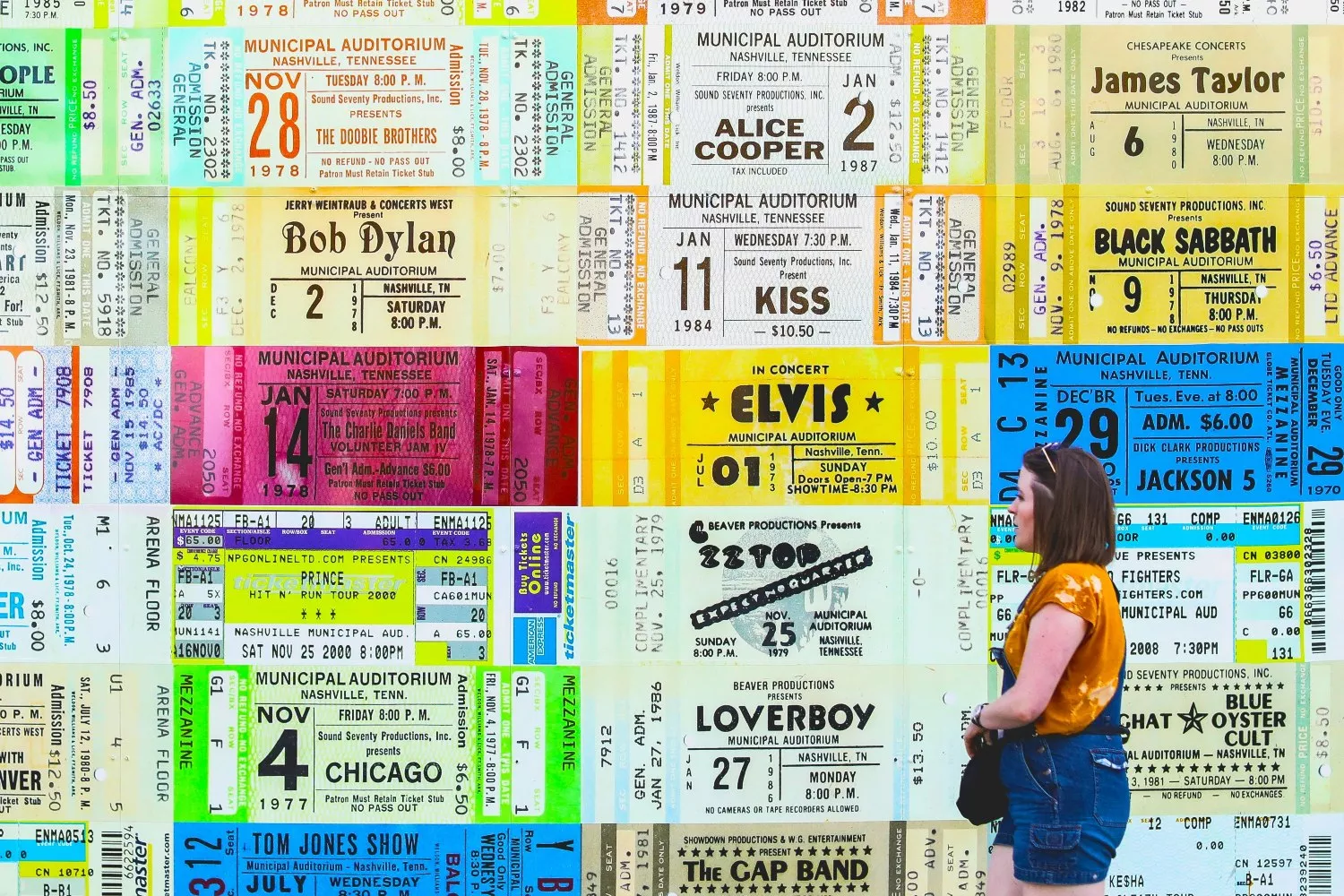 Una mujer va a comprar una entrada con sus gastos de gestión / UNSPLASH