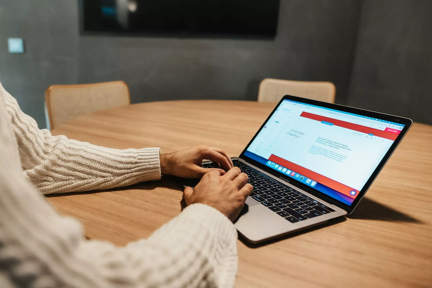 Un emprendedor piensa en la importancia del dominio y hosting para el éxito de su ecommerce / ARCHIVO