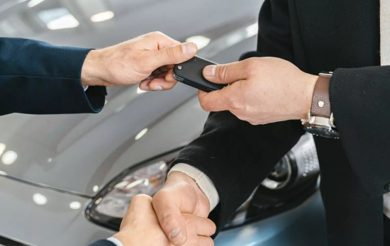 Una persona entrega a otra las llaves de un coche / PEXELS Una persona entrega a otra las llaves de un coche / PEXELS