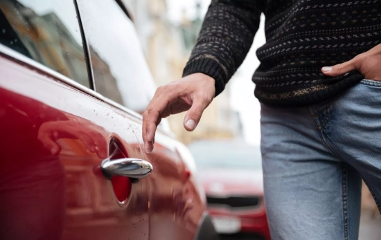 Una persona abre su coche / FREEPIK - drobotdean Una persona abre su coche / FREEPIK - drobotdean