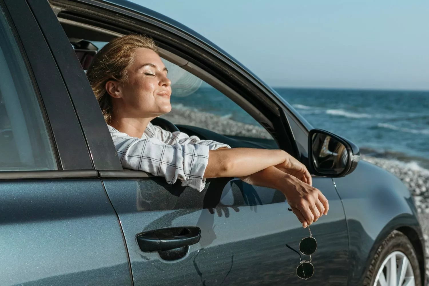 Una mujer con su coche / FREEPIK