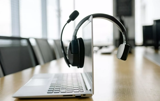 Un ordenador con unos cascos / PEXELS Un ordenador con unos cascos / PEXELS