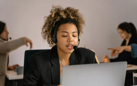 Una trabajadora de un call center / PEXELS Una trabajadora de un call center / PEXELS