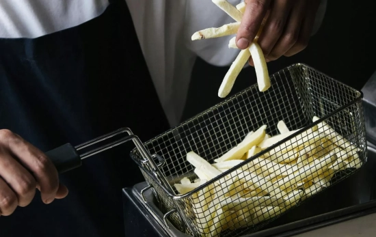 Un cocinero se dispone a freír patatas / PEXELS Un cocinero se dispone a freír patatas / PEXELS