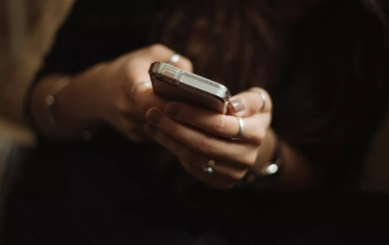 Una persona usa su teléfono móvil / UNSPLASH Una persona usa su teléfono móvil / UNSPLASH