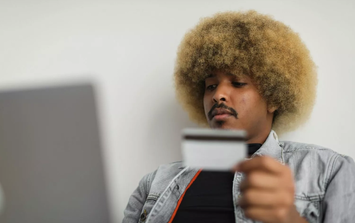 Un hombre hace una compra online / PEXELS Un hombre hace una compra online / PEXELS