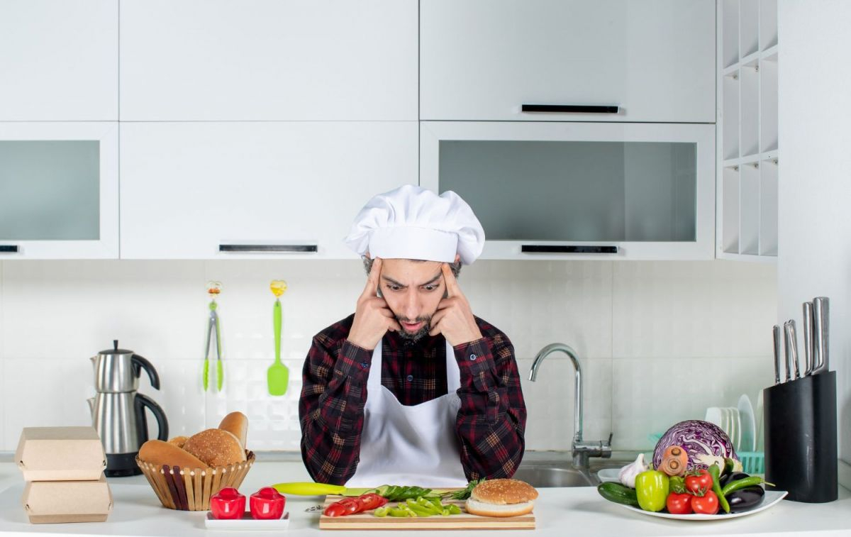 Un cocinero que se apoya sobre la encimera / FREEPIK Un cocinero que se apoya sobre la encimera / FREEPIK