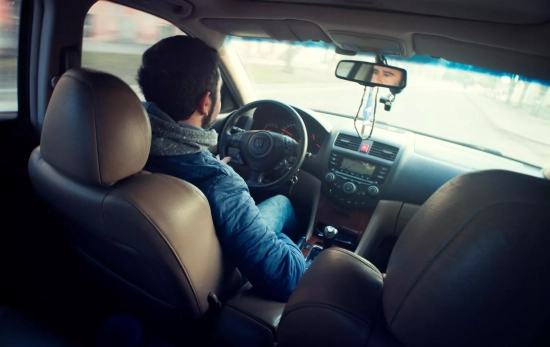 Un conductor en su coche / PEXELS Un conductor en su coche / PEXELS