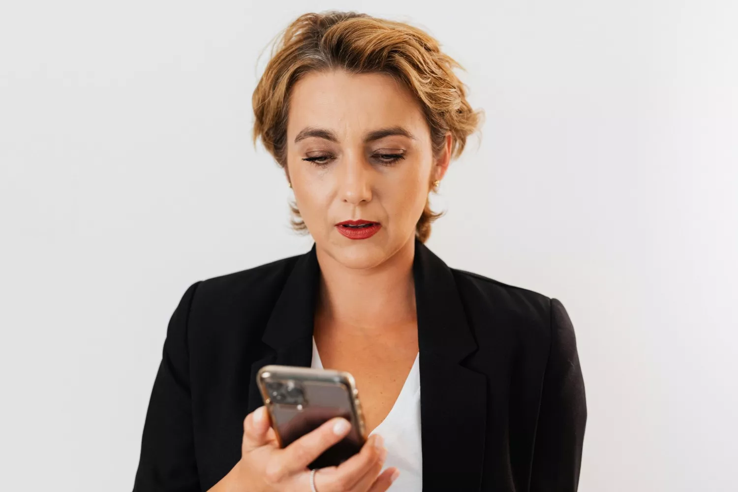 Una mujer recibe una multa de la DGT en su correo electrónico / PEXELS