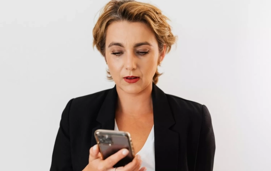 Una mujer recibe una multa de la DGT en su correo electrónico / PEXELS Una mujer recibe una multa de la DGT en su correo electrónico / PEXELS