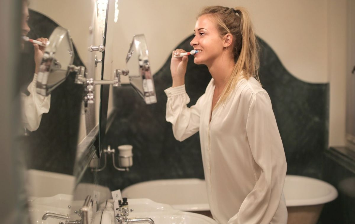 Una chica que se leva los dientes con un cepillo manual / PEXELS Una chica que se leva los dientes con un cepillo manual / PEXELS