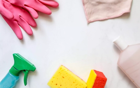 Unos productos de limpieza junto a unos guantes / Pexels Unos productos de limpieza junto a unos guantes / Pexels