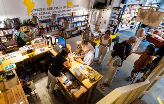 La librería Caótica de Sevilla llena de lectores / PEPO HERRERO - EFE