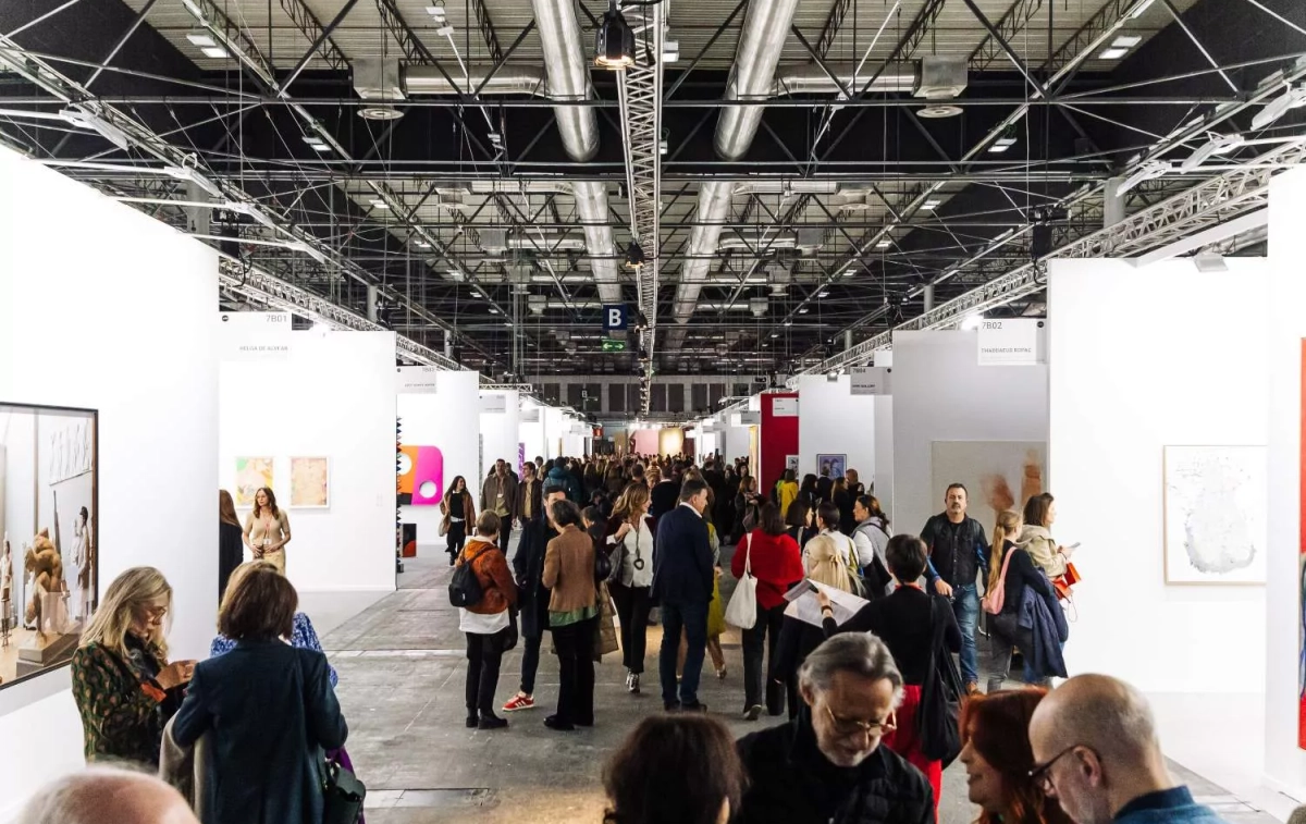 Decenas de personas observan las obras expuestas el día de la inauguración de ARCO Madrid 2024 / EUROPA PRESS - CARLOS LUJÁN