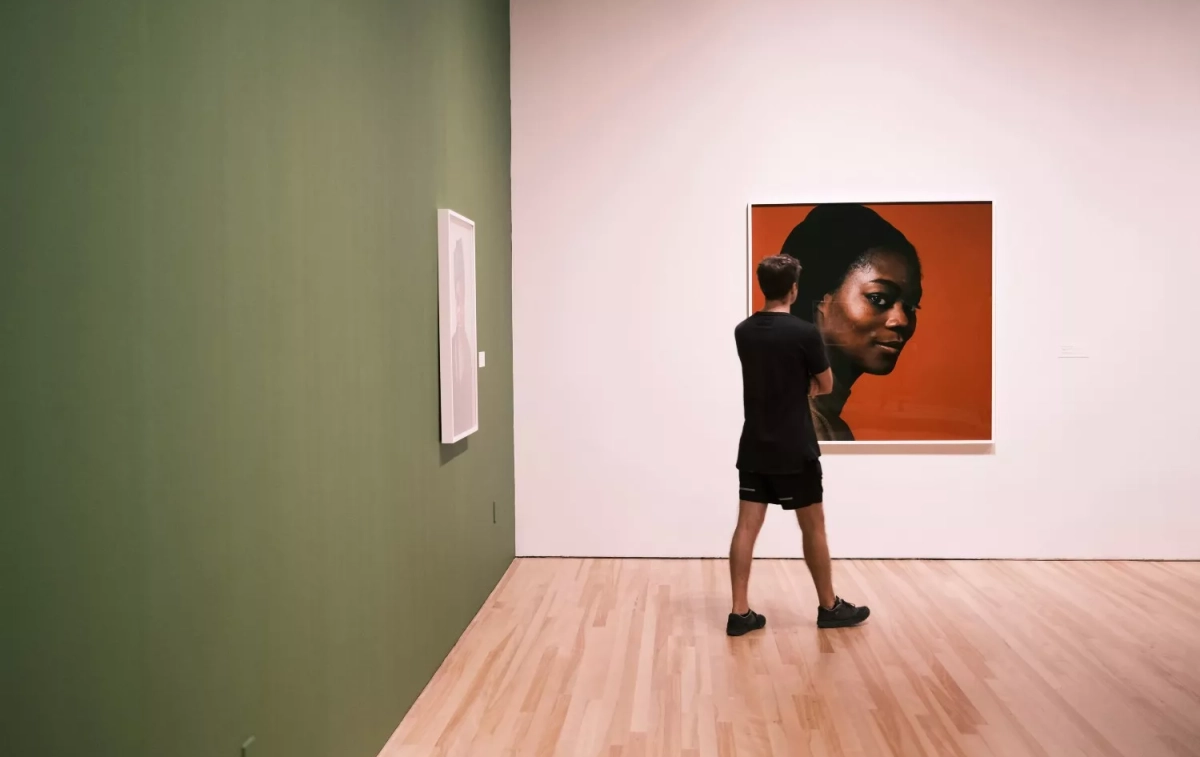 Una persona en una galería / UNSPLASH
