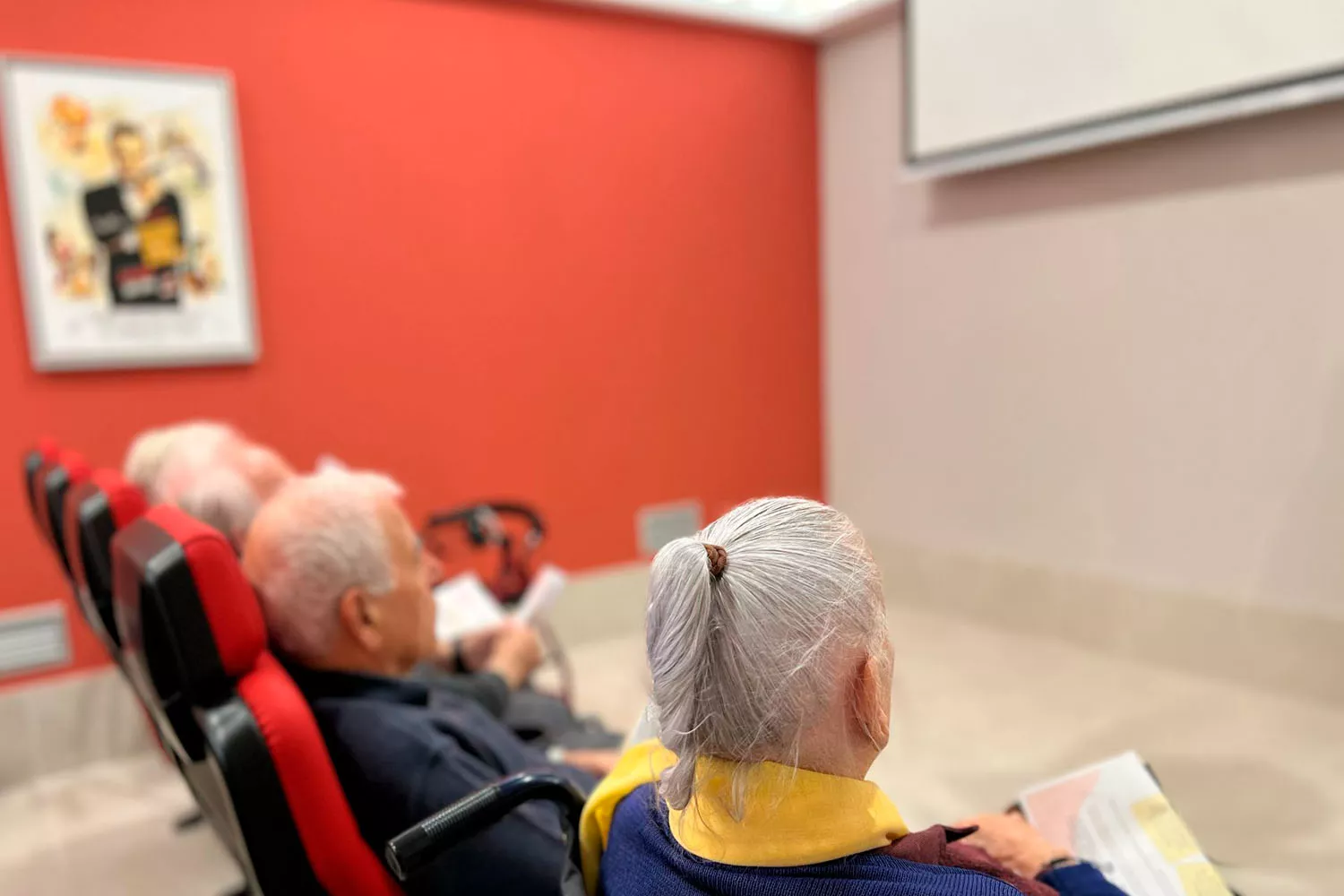 Personas mayores sentadas para ver una película premiada con varios Oscar / CEDIDA