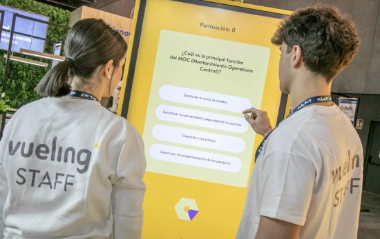Dos miembros del staff de Vueling en el Mobile World Congress de Barcelona / CEDIDA Dos miembros del staff de Vueling en el Mobile World Congress de Barcelona / CEDIDA