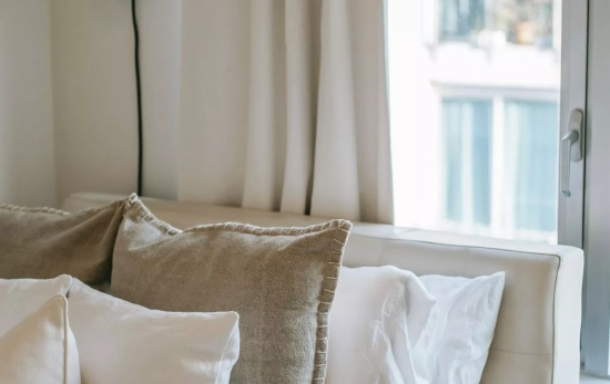 Cuidado con enchufar regletas donde hay muebles y cortinas inflamables/ PEXELS