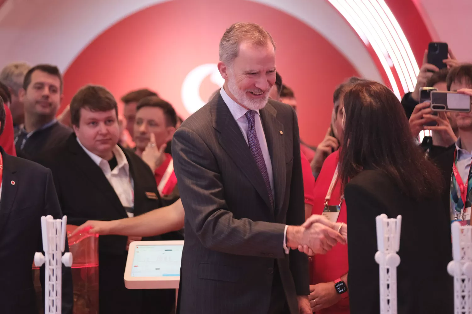 El rey Felipe VI saluda a uno de los expositores del Mobile World Congress 2025 de Barcelona / SIMÓN SÁNCHEZ - CG