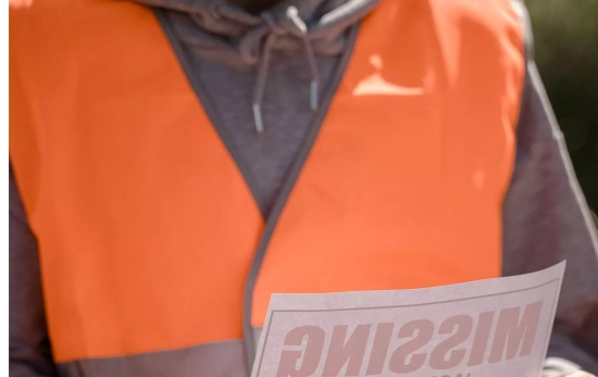 Personal del crucero pegando un cartel de "missing"/PEXELS