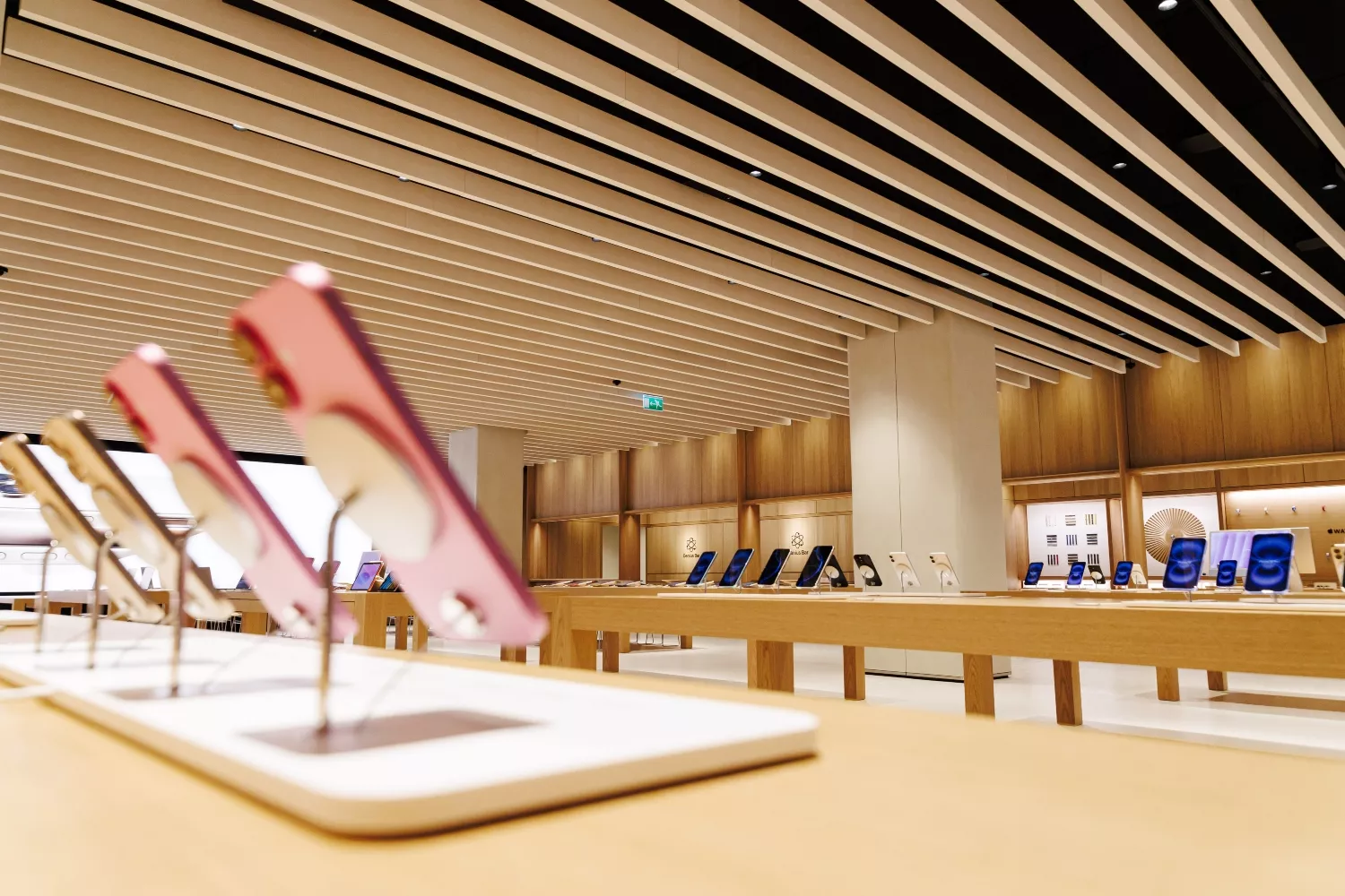 Varios IPhone expuestos en la nueva tienda de Apple en Madrid / Carlos Luján - EP