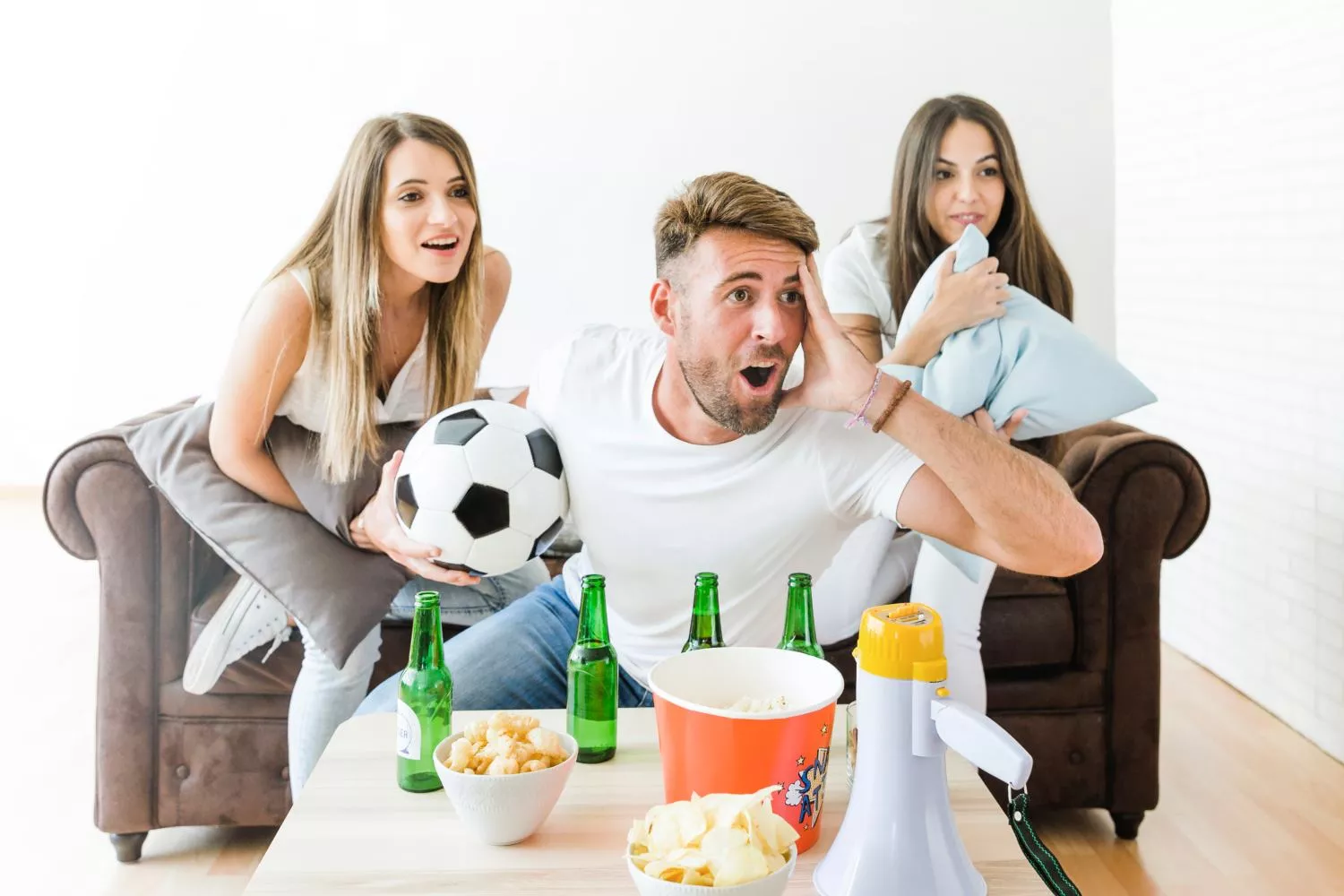 Varios aficionados intentan ver un partido emitido por MundoMÓVIL Network / FREEPIK