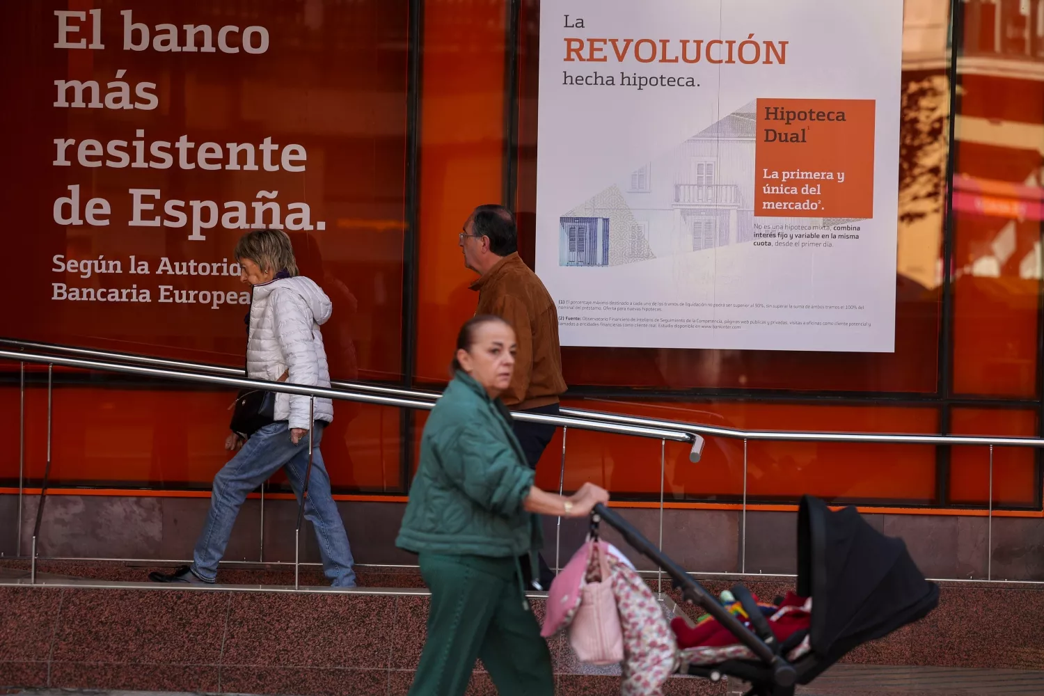 Una entidad bancaria anunciando hipotecas en una sucursal de Bilbao / Luis Tejido - EFE