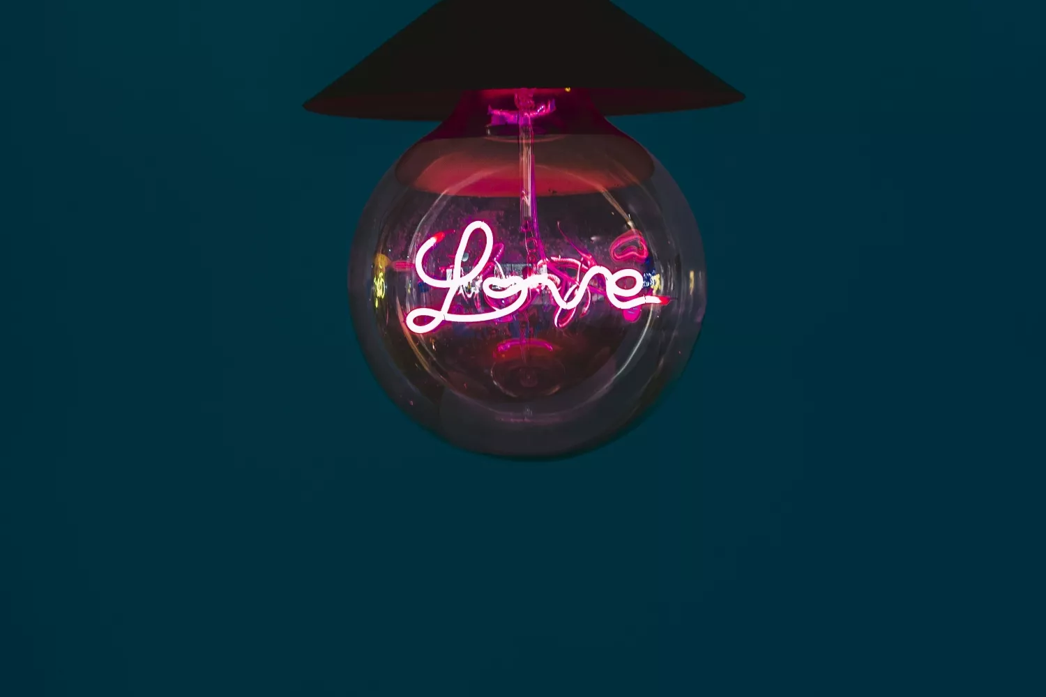 Una lámpara a la que le afecta el precio de la luz   UNSPLASH