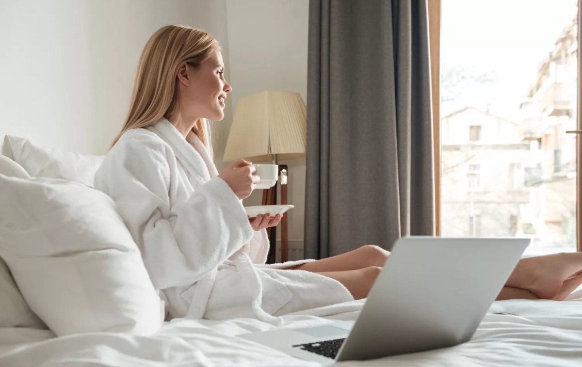 Una mujer en una habitación de hotel / FREEPIK - drobotdean Una mujer en una habitación de hotel / FREEPIK - drobotdean