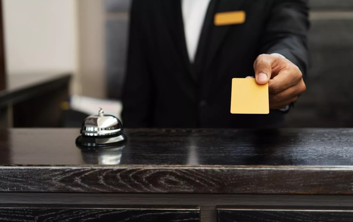 Un recepcionista ofrece una tarjeta / FREEPIK Un recepcionista ofrece una tarjeta / FREEPIK