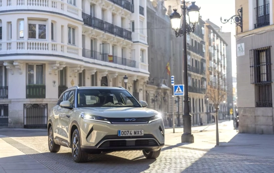 Un coche de la marca china BYD en una calle española / BYD Un coche de la marca china BYD en una calle española / BYD