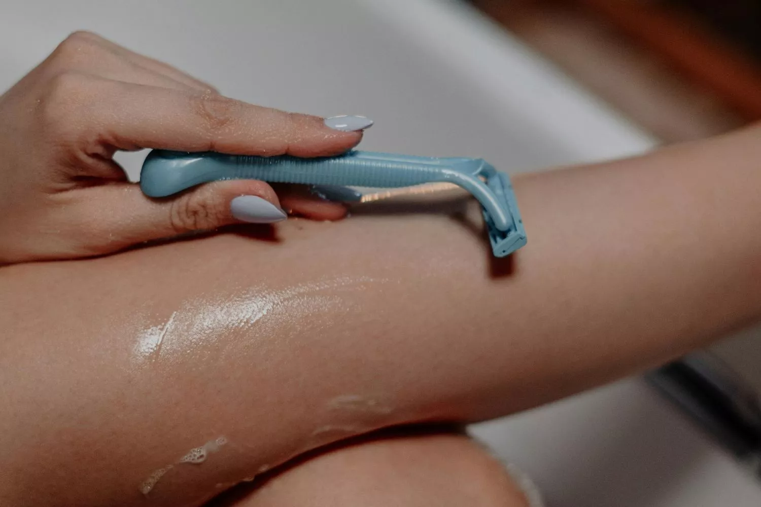 La dermatóloga Leire Barrutia nos aclara si depilarnos con cuchilla va a hacer que tengamos más pelo/PEXELS