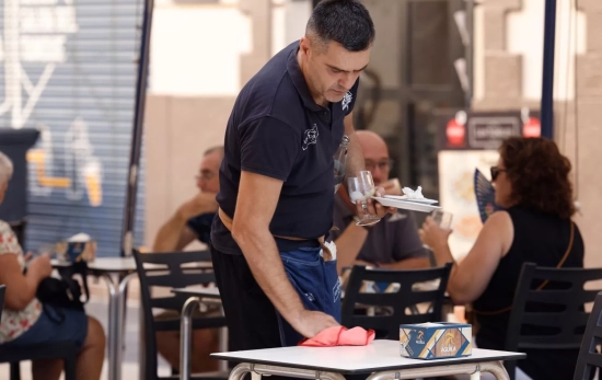 Un camarero limpia la mesa de una terraza de un bar después de que unos clientes hayan estado tomando café / Biel Aliño - EFE Un camarero limpia la mesa de una terraza de un bar después de que unos clientes hayan estado tomando café / Biel Aliño - EFE
