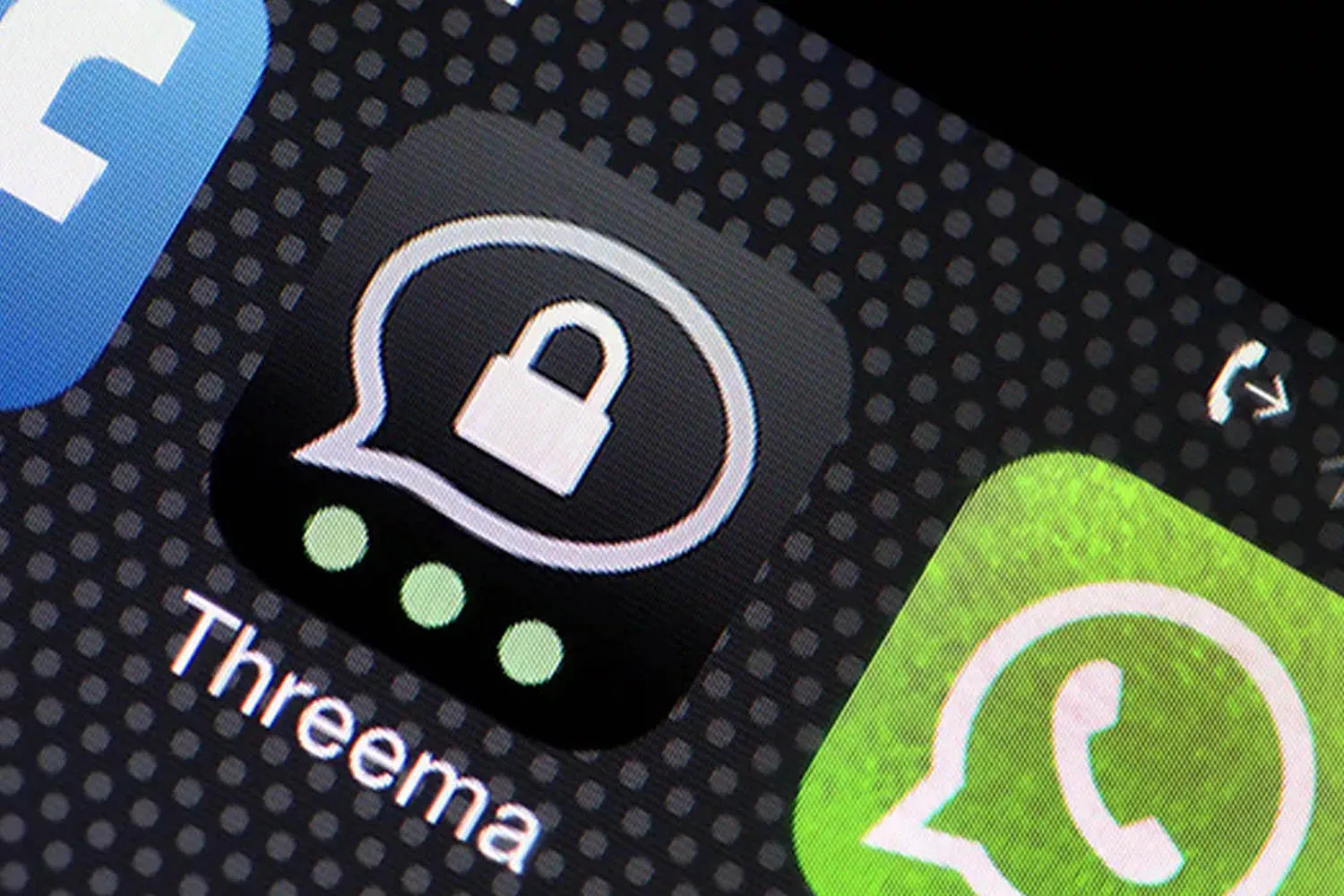 La aplicación de Threema junto a la de WhatsApp en la pantalla de un teléfono móvil