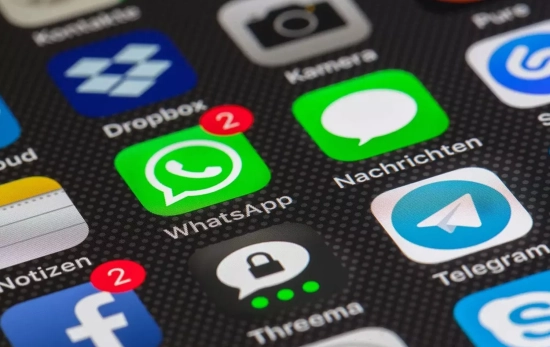 Las aplicaciones WhatsApp, Telegram y Threema en la pantalla de un móvil Las aplicaciones WhatsApp, Telegram y Threema en la pantalla de un móvil