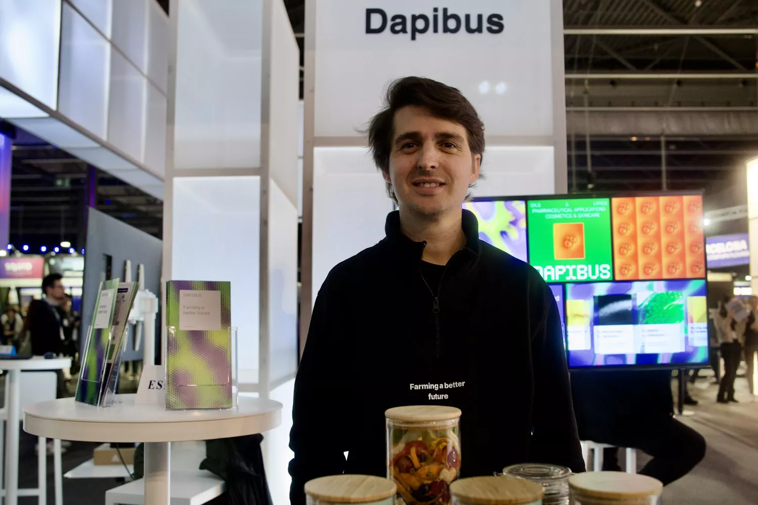 Alex Segura, director general y cofundador de Dapibus, con algunos de sus productos / GALA ESPÍN - CG