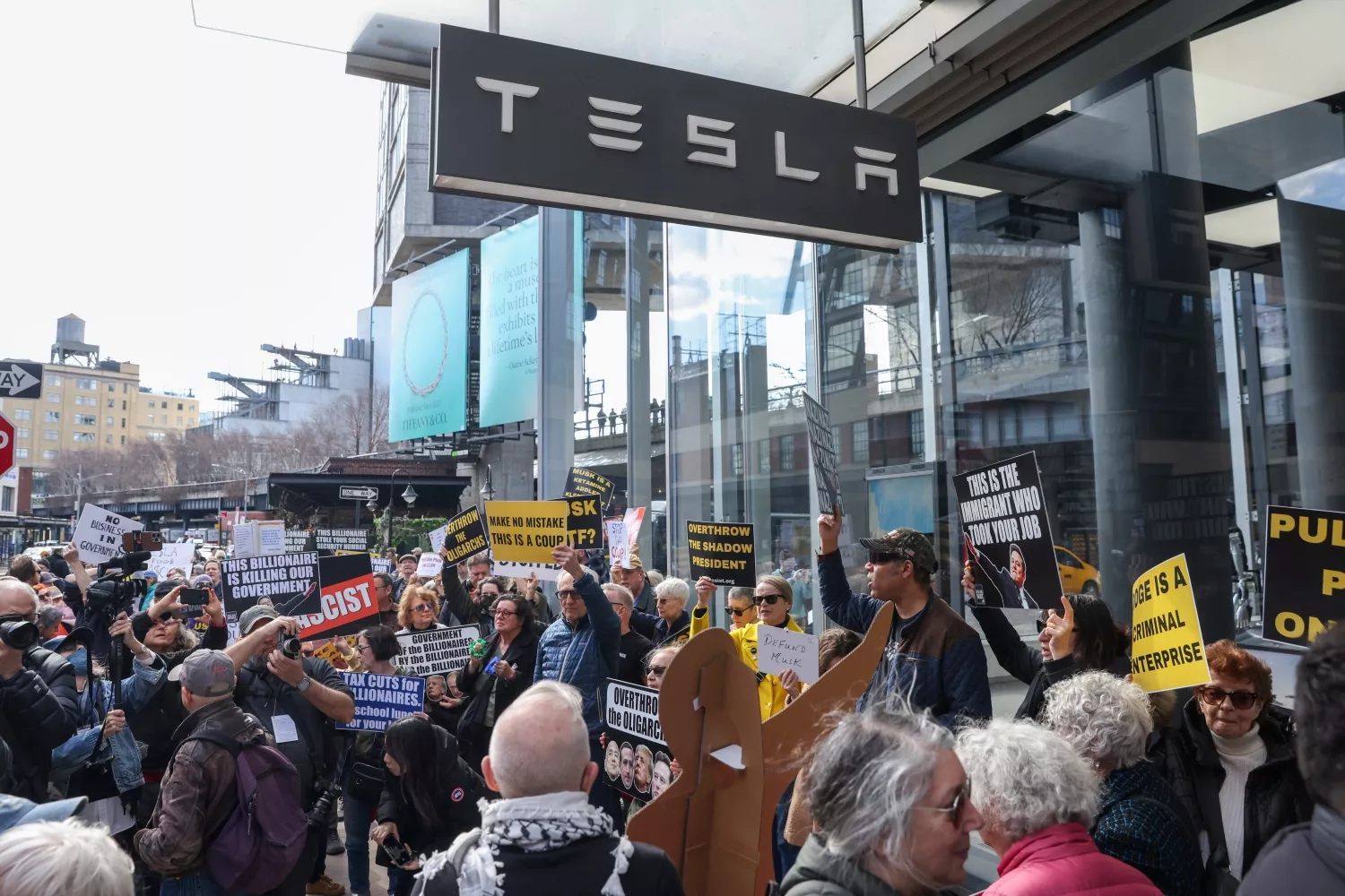 Compradores de Tesla arrepentidos por la deriva política de Elon Musk / SARAH YENESEL - EFE