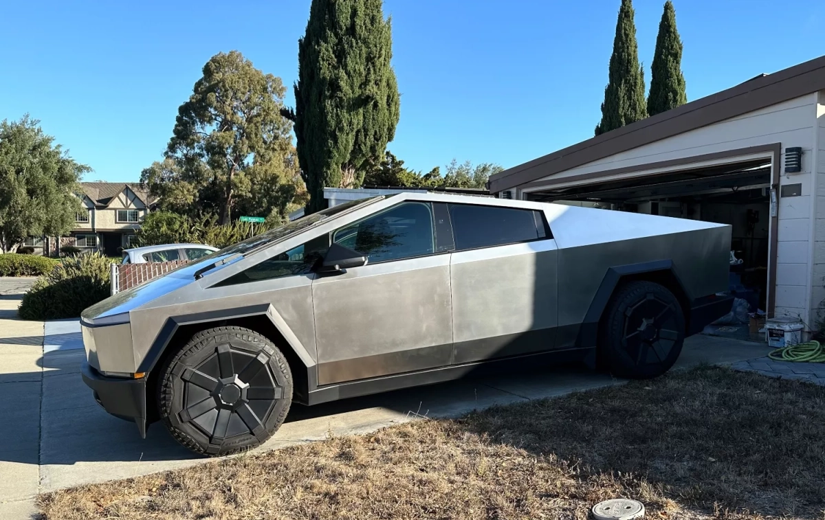 Un Cybertruck de Tesla Andrej Sokolow EP (1) Un Cybertruck de Tesla Andrej Sokolow EP (1)