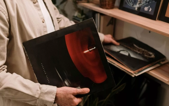 Una persona sosteniendo un vinilo/ PEXELS Una persona sosteniendo un vinilo/ PEXELS