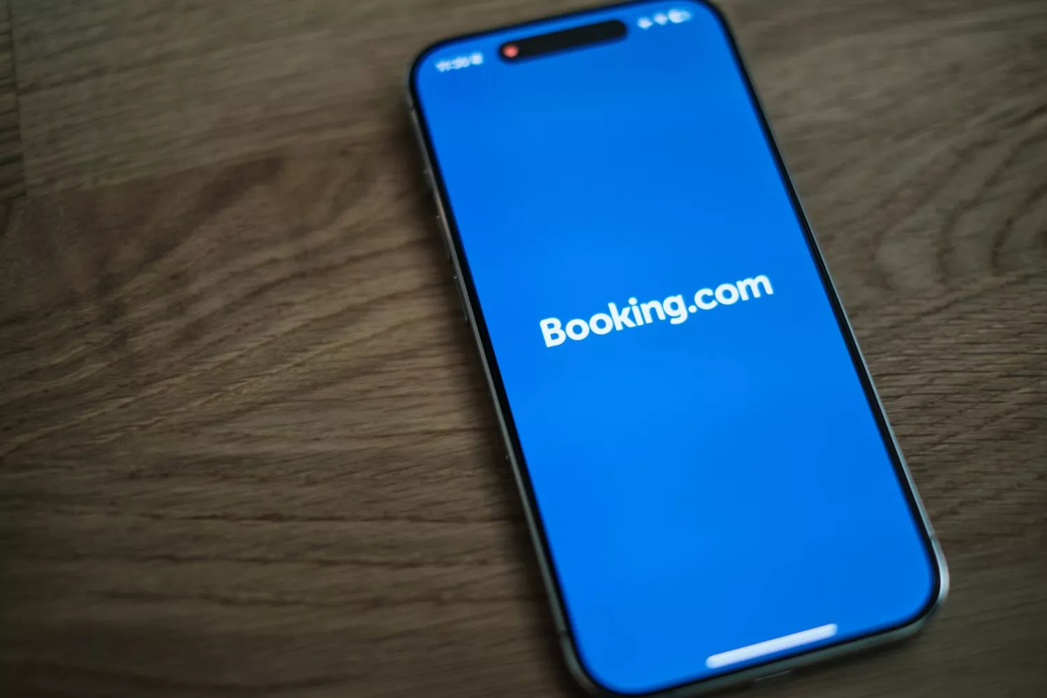Un móvil con la aplicación de Booking / UNSPLASH