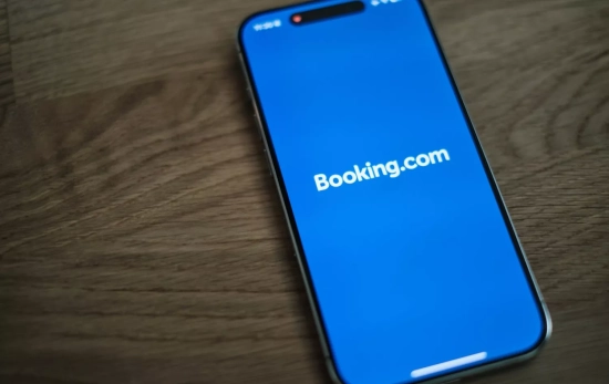 Un móvil con la aplicación de Booking / UNSPLASH Un móvil con la aplicación de Booking / UNSPLASH