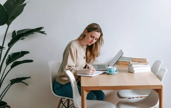Una mujer prepara la declaración de la Renta / PEXELS Una mujer prepara la declaración de la Renta / PEXELS