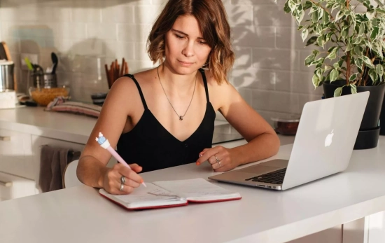 Una mujer prepara su declaración de la Renta / PEXELS Una mujer prepara su declaración de la Renta / PEXELS