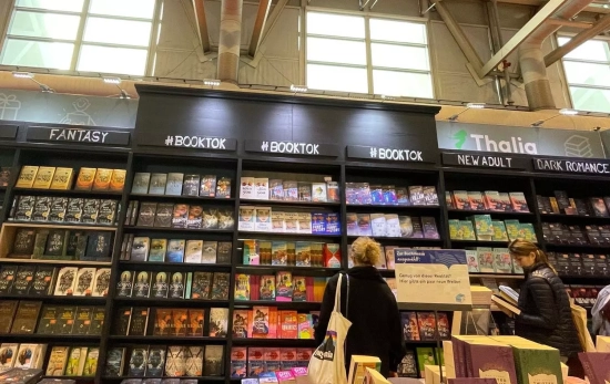 Las coloridas estanterías de las secciones 'new adult', BookTok y 'fantasy' de la Feria del Libro de Frankfurt / ARCHIVO Las coloridas estanterías de las secciones 'new adult', BookTok y 'fantasy' de la Feria del Libro de Frankfurt / ARCHIVO